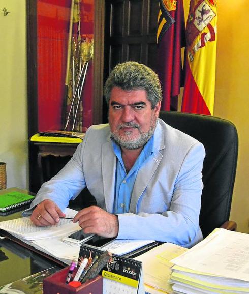 El alcalde de Ciudad Rodrigo en fechas recientes en su despacho de la alcaldía. 